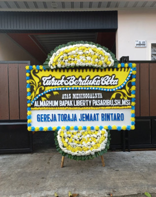 Papan Bunga Duka di Simpang Bingkuang